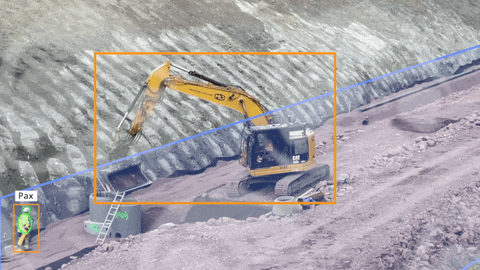 Infinity Neural – Alerta de proximitat entre excavadora en operació i operari a peu en zona de risc, amb delimitació visual d'àrea de seguretat mitjançant un requadre taronja.