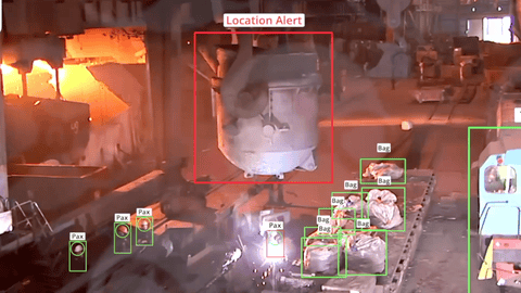 Black Neural: Location Alert sobre un cullerot/recipient suspès en fosa; detecció de persones (Pax) i embalums; zona de perill ressaltada en vermell per proximitat a maquinària en alçada.