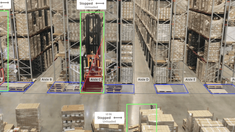 Infinity Neural – Detección en tiempo real de carretillas elevadoras detenidas en pasillos de almacén mediante visión artificial, con identificación de bloqueos operativos y estado de carga para optimizar la fluidez logística.