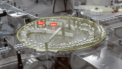 Infinity Neural detecta botellas atascadas en la línea de producción y emite alertas en tiempo real para evitar interrupciones.