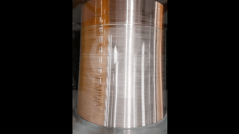 Bobina girando mientras Infinity Neural detecta en tiempo real el nivel de cobre restante para supervisar el consumo de material.